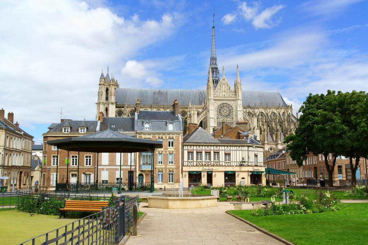 Amiens (Somme) : Le centre-ville et de la cathédrale Notre-Dame d'Amiens Amiens (Somme) : Le centre-ville et de la cathédrale Notre-Dame d'Amiens