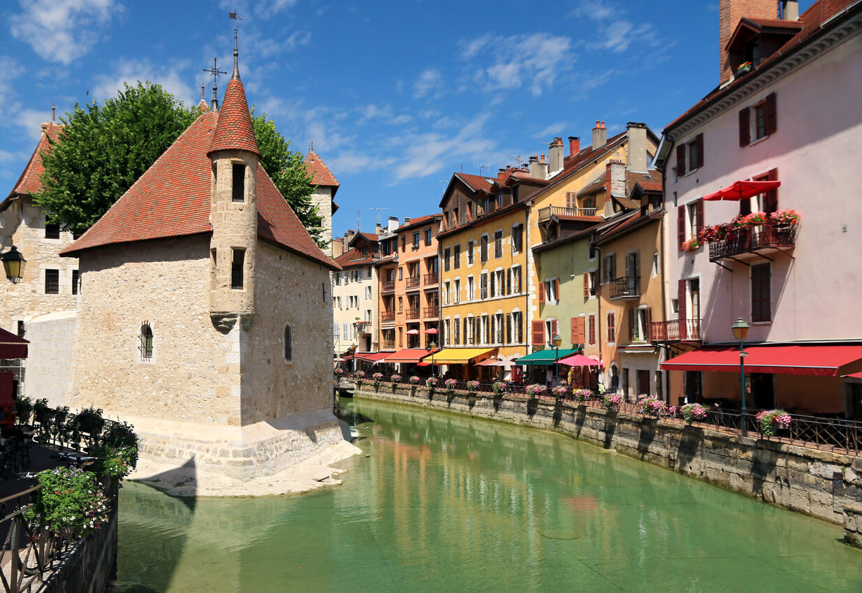 Annecy (Alta Savoia) : Palais de l'Île et quais du Thiou à Annecy