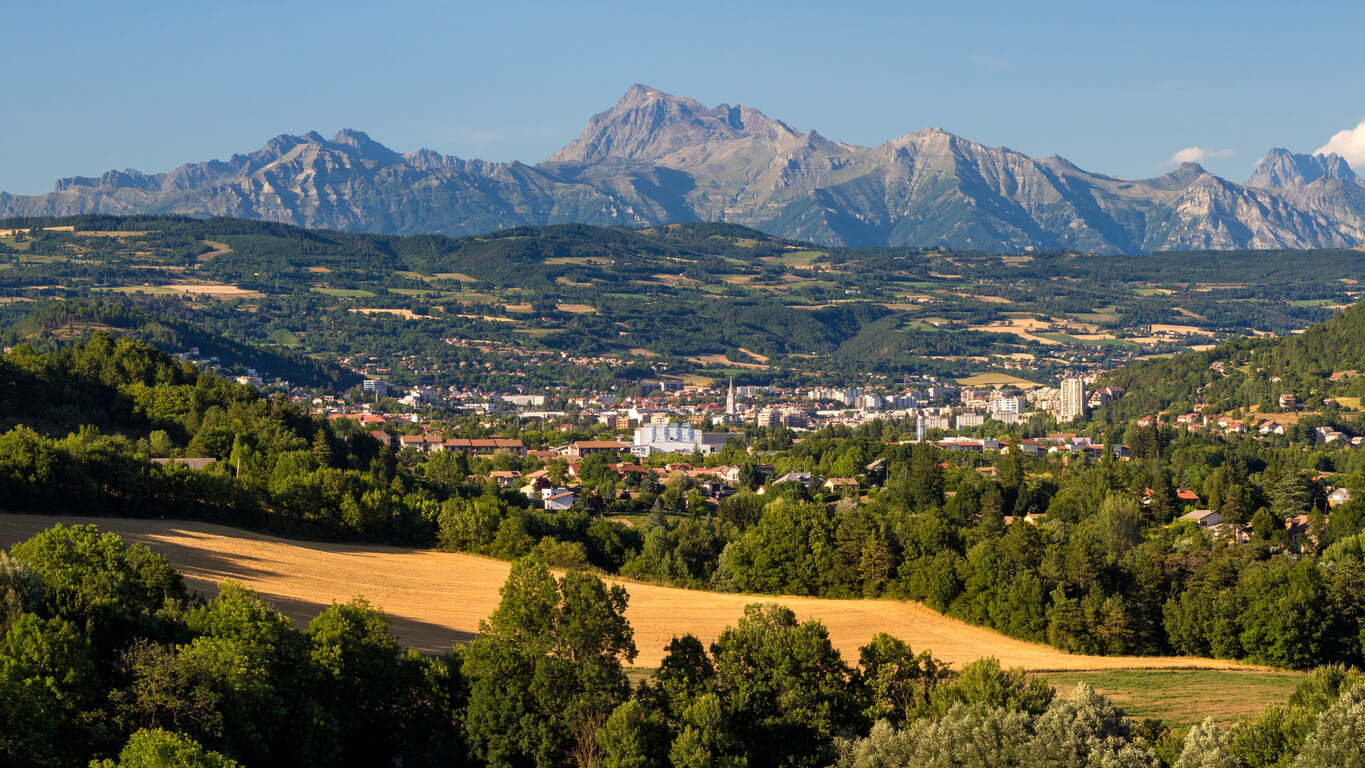 Gap (Alte Alpi) : Gap en été avec le pic Chaillol en arrière-plan