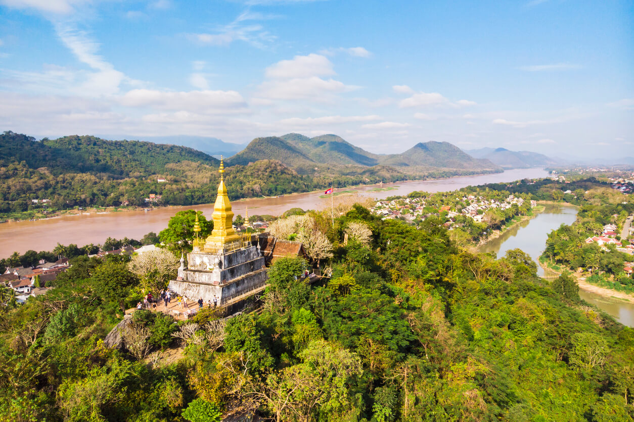 Laos: La pagode dorée du Wat Chom Si au sommet du mont phousi (Luang Prabang)