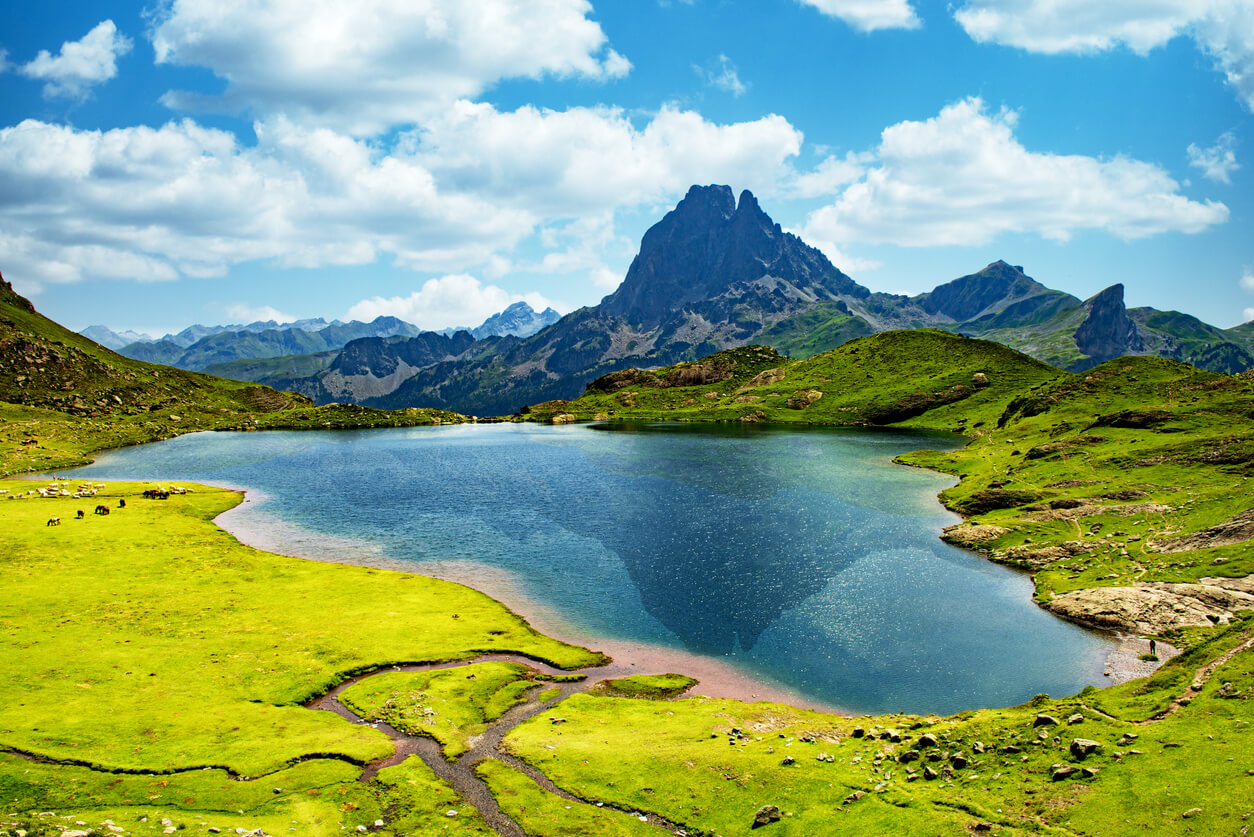Pirenei francesi: Vue sur le Pic du Midi d’Ossau dans les Pyrénées Pirenei francesi: Vue sur le Pic du Midi d’Ossau dans les Pyrénées