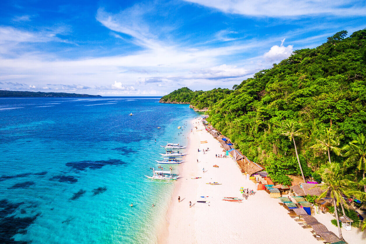 Filippine: La célèbre plage de White beach sur l'île de Boracay Filippine: La célèbre plage de White beach sur l'île de Boracay